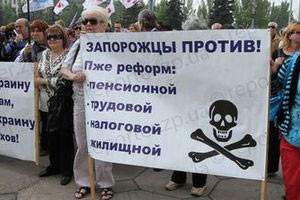 Жители Запорожья передали Азарову лопату, Януковичу - метлу