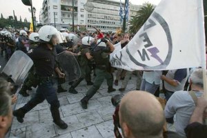 В Афинах до ста тысяч человек вышли на улицы