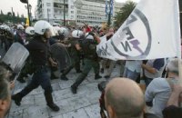 В Афинах до ста тысяч человек вышли на улицы