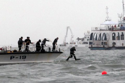 В Китае 12 моряков пропали после столкновения двух грузовых судов