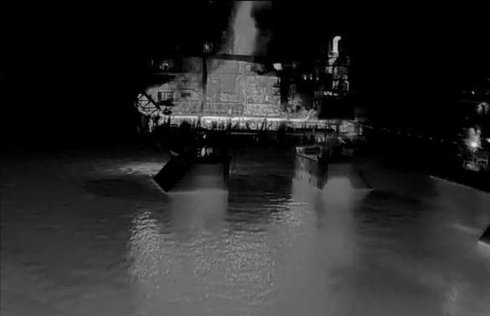 Дрони СБУ підпалили російські нафтовидобувні платформи у Каспійському морі.