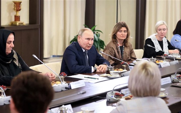 Під виглядом солдатських матерів Путін вчора зустрічався з чиновницями і депутатками