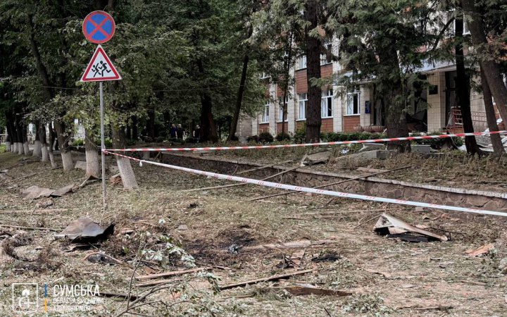 Росіяни вдарили дронами по Лебедину на Сумщині, пошкоджені адмінбудівлі