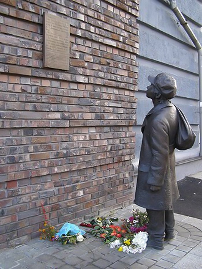 Пам’ятник Анатолію Кузнецову у Києві. Хлопчик читає оголошення німецької окупаційної влади, яке зобов’язує
євреїв зібратися разом 29 вересня 1941 року.