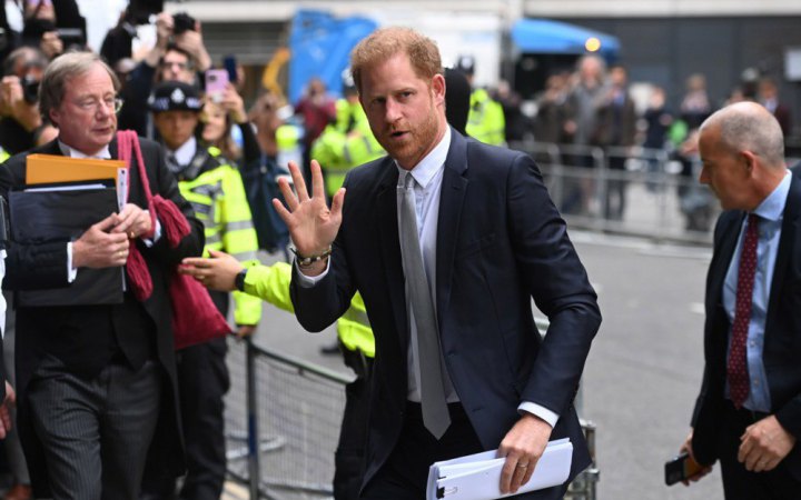 Британський принц Гаррі вперше за півтора року зустрівся з королем Чарльзом 