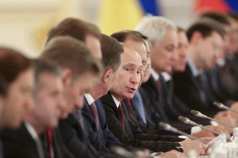 Прес-секретар Путіна повідомив, що в Кремлі хворих немає