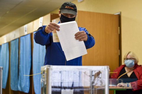 В Ровно избиратели фотографировались с бюллетенями с голосом за одного из кандидатов в мэры