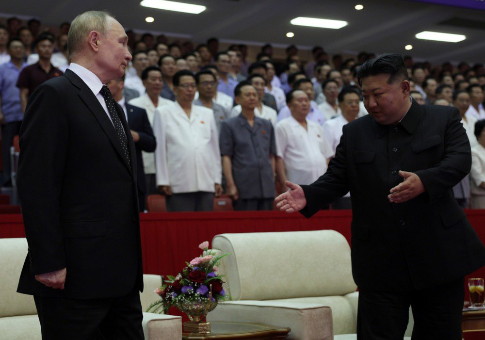 Путін і Кім Чен Ин під час гала-концерту на честь візиту російського лідера в Пхеньян
