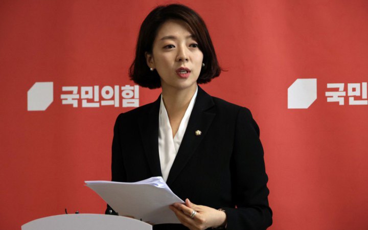 У Сеулі атакували депутатку парламенту, експресекретарку президента Юн Сок Йоля