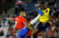 Видаль в отборочном матче ЧМ-2022 Чили – Эквадор перепутал мяч с головой соперника 