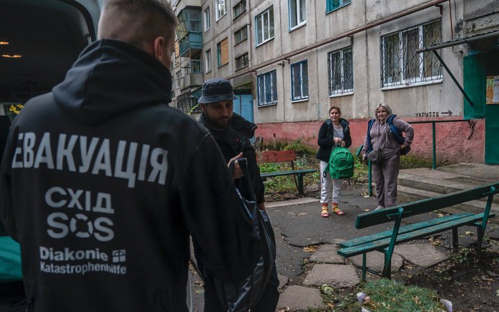 На Харківщині поліцейські евакуювали з-під завалів поранену жінку