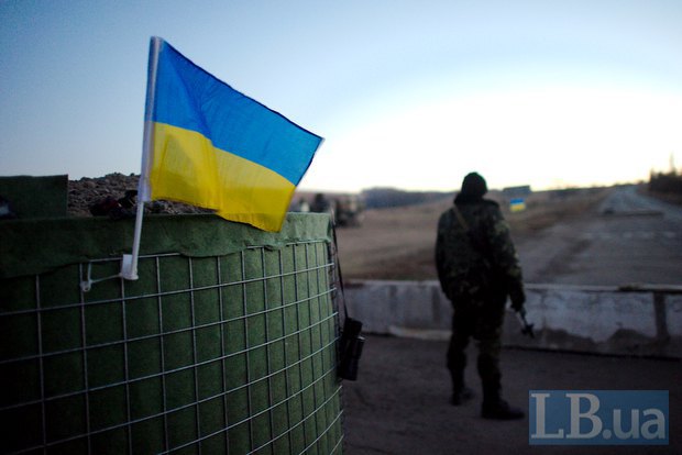Украинские военные на блокпосту в Новоайдаре