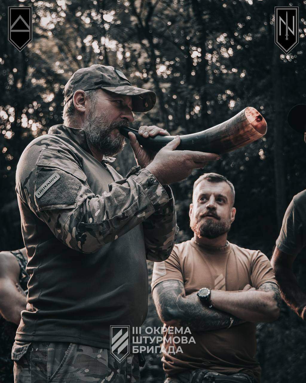 Хорунжий Ігор Климович (праворуч) розповідає про зброю предків; крім психологічної підтримки, військові хорунжої служби
залучають культурних діячів для підтримки бійців.