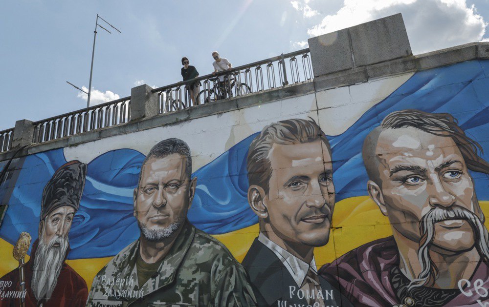 Мурал із зображенням видатних українських лідерів: гетьмана Запорізького козацтва Петра Сагайдачного,
Головнокомандувача ЗСУ до 2024 року Валерія Залужного, військового лідера Української повстанської армії Романа Шухевича та князя Святослава Хороброго в Києві, 3 червня 2025 року.