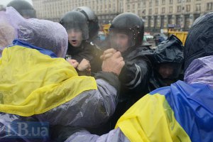 Милиция пытается оттеснить Евромайдан в Киеве