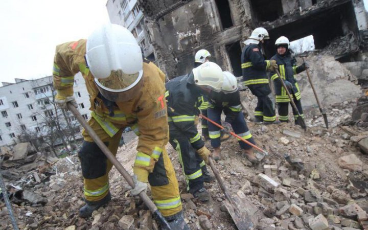 У Бородянці рятувальники четвертий день розбирають завали, сьогодні виявили тіло загиблого
