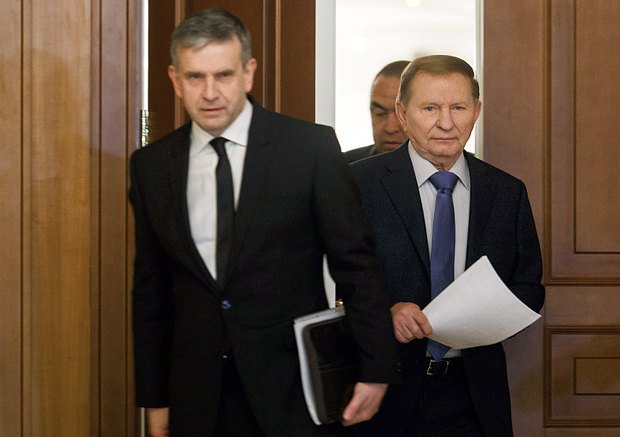 Бывший президент Украины Леонид Кучма и посол России в Украине Михаил Зурабов после переговоров в Минске, Беларусь,
20 сентября 2014 года.