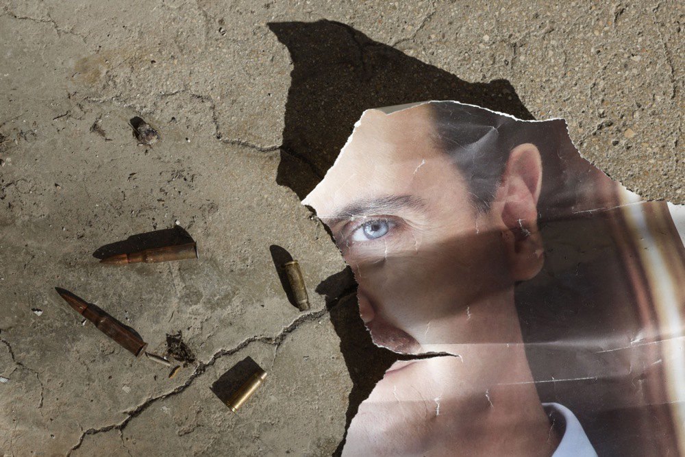  Шматок портрету колишнього президента Сирії Башара Асада лежить серед гільз на авіабазі Меззе на околиці Дамаска, 16 грудня
2024 року.