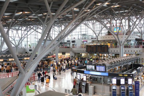 Через п'яного пілота більш ніж 100 пасажирів застрягли в аеропорту в Німеччині