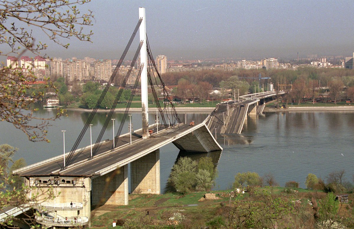 Головний міст через Дунай у місті Новий Сад (нині Сербія), зруйнований бомбардуваннями НАТО у квітні 1999 року. 