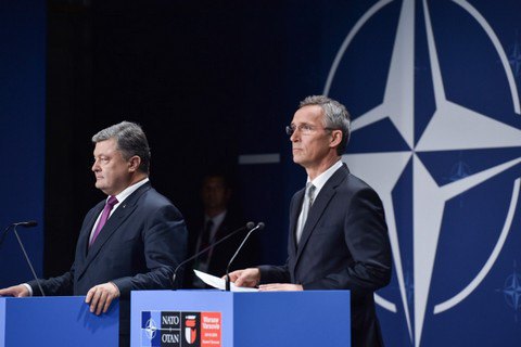 Порошенко: Украина пока не будет поднимать вопрос вступления в НАТО