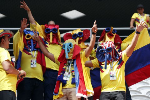 Колумбийские болельщики показали, как проносить на матчи ЧМ-2018 алкоголь в биноклях
