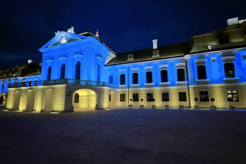 У Словаччині президентський палац підсвітили блакитно-жовтими кольорами на знак солідарності з Україною 