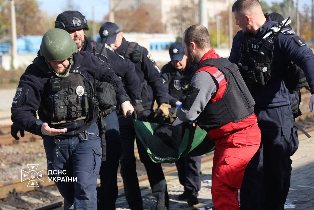 Наслідки російського удар по залізничному вокзалу в Дніпрі.