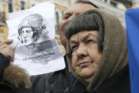 Матері Савченко дали 9 соток землі в Києві