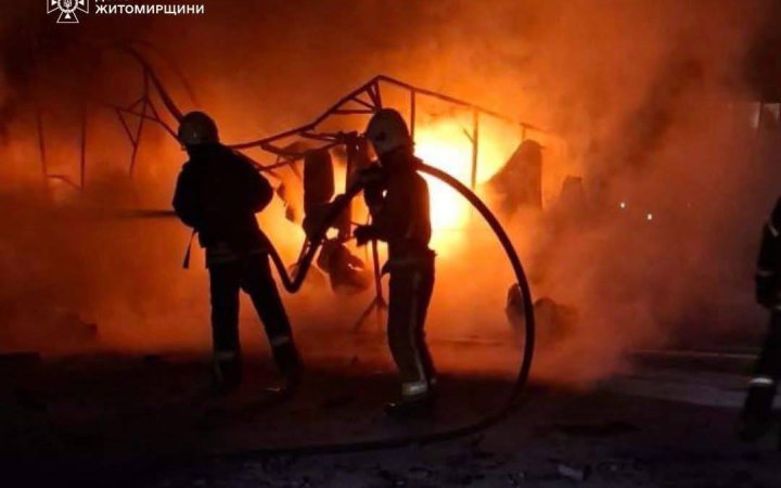 Унаслідок падіння уламків ворожих дронів у Житомирі виникли пожежі