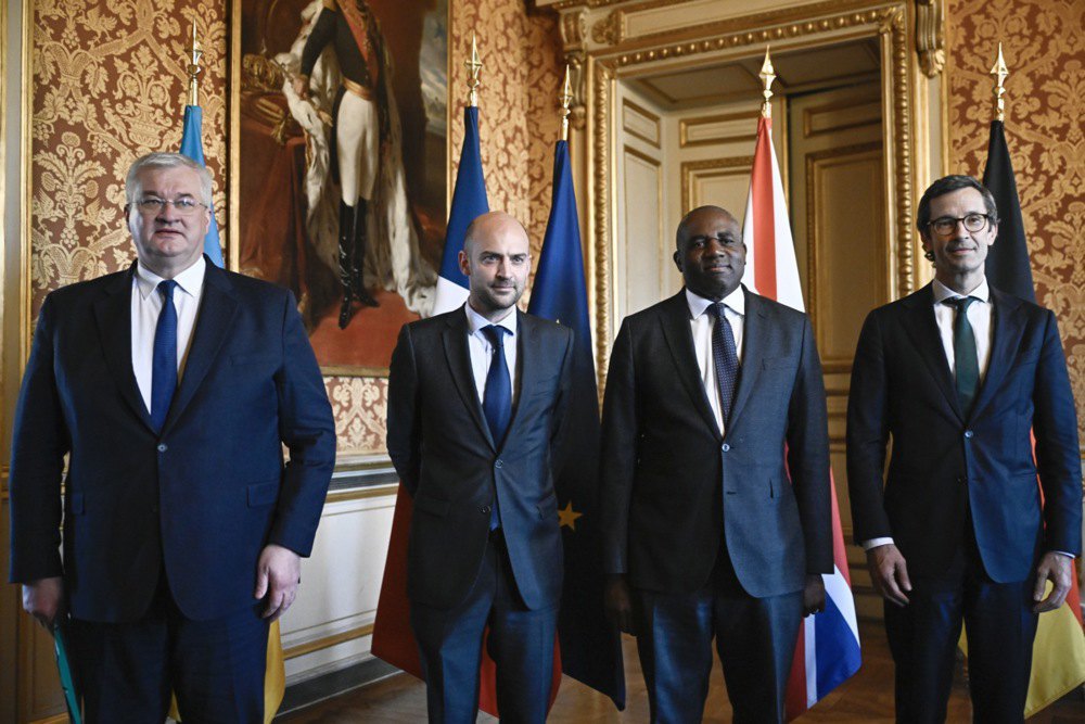 Зліва направо: міністр закордонних справ України Андрій Сибіга, міністр Європи та закордонних справ Франції
Жан-Ноель Барро, міністр закордонних справ Великої Британії Девід Ламмі та глава МЗС Німеччини Гюнтер Сауттер після перемовин у Парижі 17 квітня 2025 р.