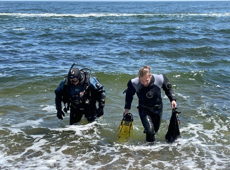 Дайвери Інституту Морської біології Олександр Куракін і Максим Мартинюк після відбору зразків в Одеській затоці