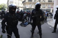 Полиция в Париже задержала более 250 участников акции "желтых жилетов"