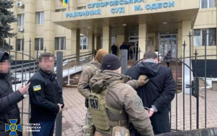 ​В Одесі затримали помічника судді, який попереджав підозрюваних про обшуки