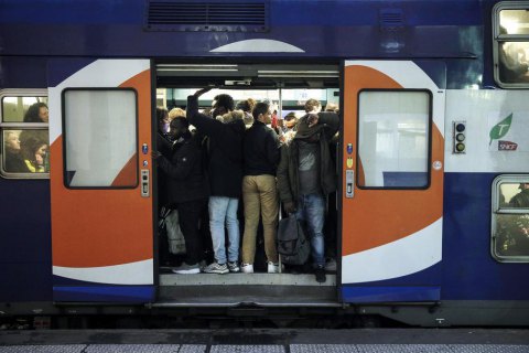 В Париже из-за забастовок почти не работает метро, поезда курсируют без машинистов 