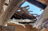 Мины российских оккупантов снесли в Песках ворота, забор и пробили крышу частного дома