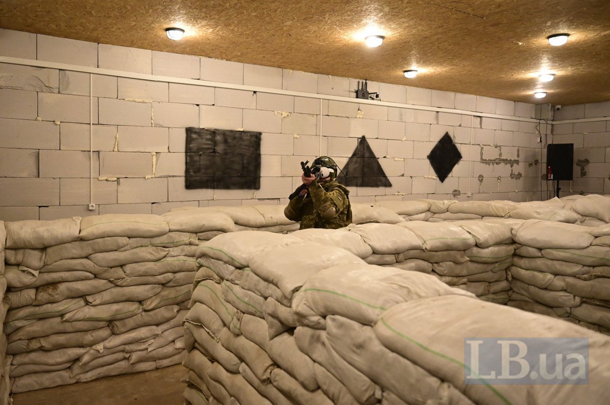 Український мобілізований воїн тренується за допомогою VR-окулярів 