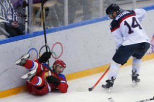 Генменеджер хокейної Росії з плачем попросив пробачення за ганьбу з Канадою