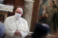 Папа Римский впервые выступил в маске на публичном мероприятии
