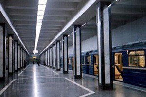 В Азербайджане будут штрафовать за придерживание дверей метро