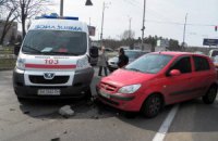 У Києві на Лісовому проспекті легковий автомобіль врізався у "швидку"