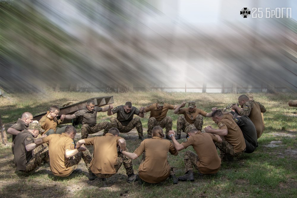 Молодший офіцерський склад 25 БрОГП під час курсу командної психологічної підготовки.