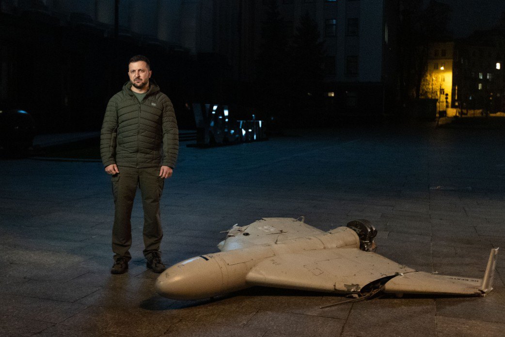 Президент України Володимир Зеленський під час вечірнього відеозвернення біля збитого дрона <i>Shahed-136</i>. 27 жовтня 2022 року