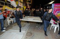 Ночь на Крещатике: "Беркут" убирает заграждения, митингующие спят сидя