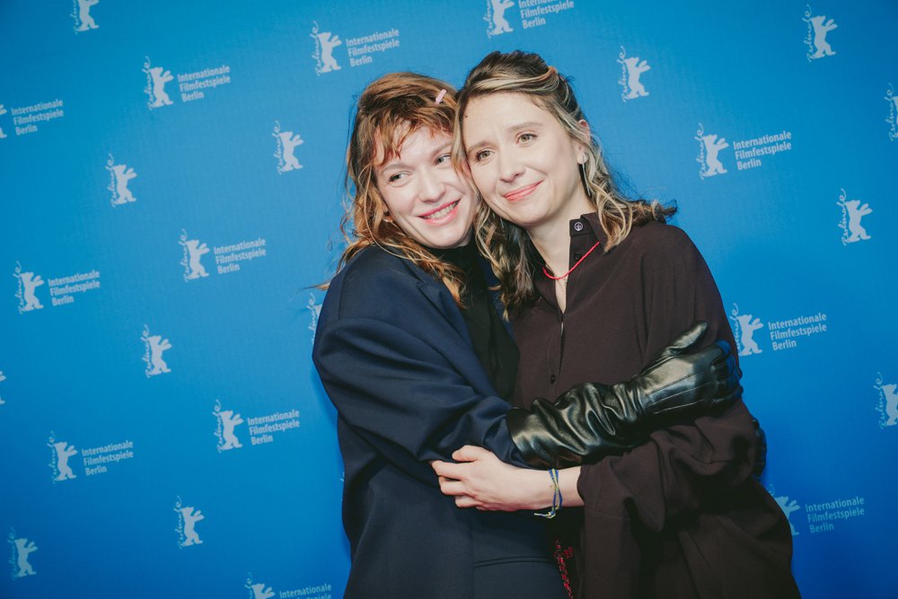 Режисерки Марися Нікітюк, Аліса Коваленко під час фотосесії.