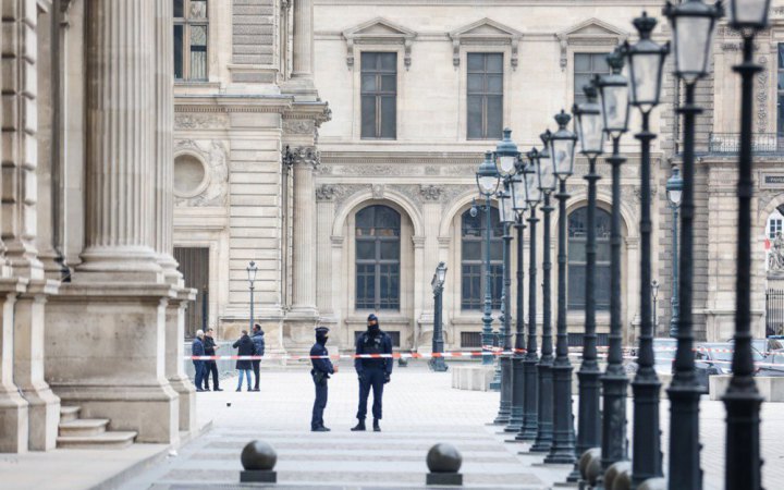 ЗМІ: поліція Франції затримала двох підозрюваних у пограбуванні Лувру