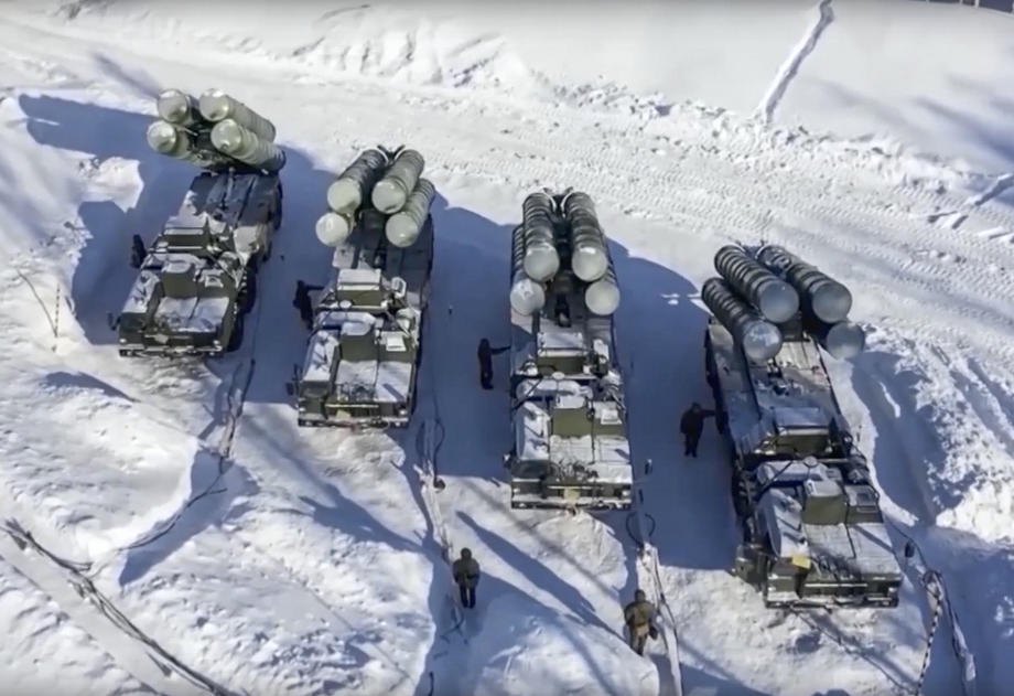 Мобільні зенітно-ракетні комплекси великої дальності (LR-SAM) С-400 армії РФ, Свердловська області, 28 січня
2022 року.