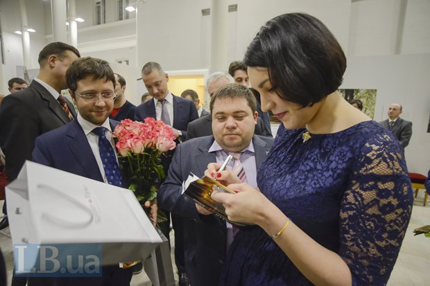 Соня Кошкина подписывает книгу для советника генерального прокурора Валерия Карпунцова