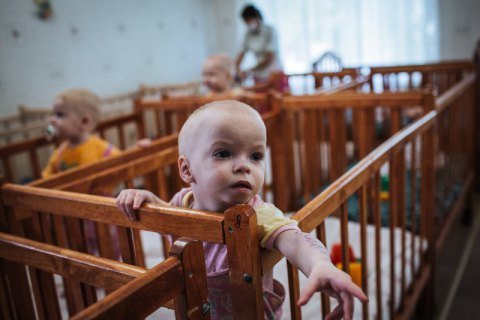 Центр протидії дезінформації при РНБО попереджає про фейк щодо швидкого усиновлення дітей-сиріт