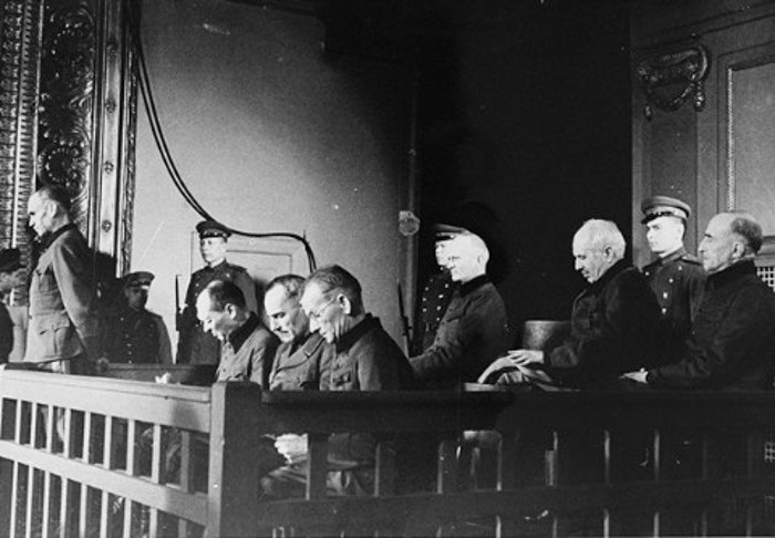 Фрідріх Єкельн (стоїть, ліворуч) військовий злочинець під час Ризького трибуналу, 1 січня 1946 р. в Ризі. Інші підсудні (сім генералів і полковників): Еккельн, Руфф, фон Монтетон, Вертер, Кюппер, Павель, Беккінг, фон Дітфурт під час одного із повоєнних радянських відкритих судів щодо військовослужбовців Третього рейху, обвинувачених у скоєнні військових злочинів у період Другої світової війни.